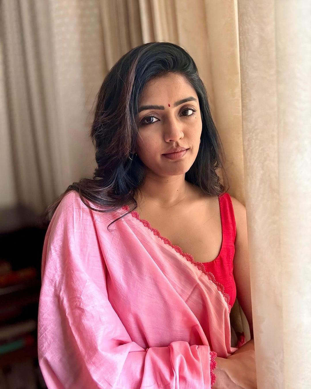 Telugu Actress Eesha Rebba Stills in Pink Saree